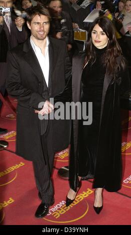 (Dpa) - US-attore Tom Cruise e la sua fidanzata, l'attrice spagnola Penelope Cruz, arrivano per lo screening del loro nuovo film "Vanilla Sky" a Berlino il 23.1.2002. Fan ha salutato le due stelle di Hollywood con tempeste di entusiasmo, urla e tifo. Foto Stock