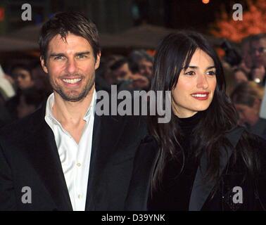 (Dpa) - US-attore Tom Cruise e la sua fidanzata, l'attrice spagnola Penelope Cruz, arrivano per lo screening del loro nuovo film "Vanilla Sky" a Berlino il 23.1.2002. Fan ha salutato le due stelle di Hollywood con tempeste di entusiasmo, urla e tifo. Foto Stock