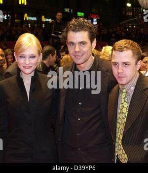 (Dpa) - il regista tedesco Tom Tykwer (c) arriva con gli attori principali del suo film "cielo", Cate Blanchett e Giovanni Ribisi, all'apertura della cinquantaduesima International Film Festival, il cosiddetto Berlinale, a Berlino 6.2.2002. 'Heaven' è stata l'apertura screening. Foto Stock