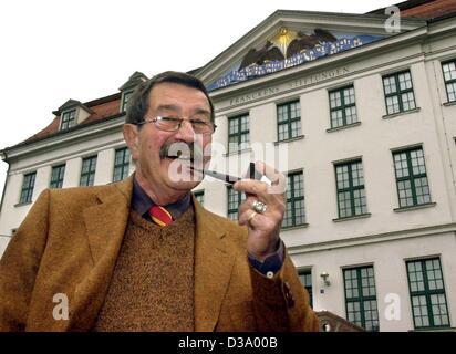 (Dpa) - autore tedesco Guenter Grass è in piedi di fronte ad un 'Franckesche Stiftung' edificio a Halle, 21 marzo 2002. La Fondazione federale tedesca per la cultura è stata istituita ufficialmente quel giorno e torna a Erba proposition 30 anni fa. Il romanziere è nato a Danzica il 16 ottobre 1927. Egli st Foto Stock