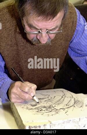 (Dpa) - autore tedesco Guenter Grass sta producendo una litografia chiamato 'Tanzendes Paar' (danze di coppia) presso il Museo della Stampa a Lipsia, 22 marzo 2002. Il museo ownes una collezione unica di stencil, lettere e typesetting e macchine da stampa. Il romanziere è nato a Danzica il 16 ottobre 192 Foto Stock