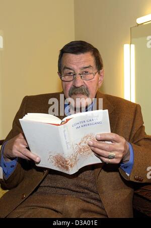 Autore tedesco Guenter Grass sta tenendo in mano il suo libro "Im Krebsgang' (nell'oscurantismo) ad una lettura a Lubecca, 27 marzo 2002. Foto Stock