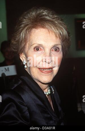 (Dpa) - Nancy Reagan, ex US First Lady, raffigurato in Los Angeles, 18 marzo 2002. Foto Stock