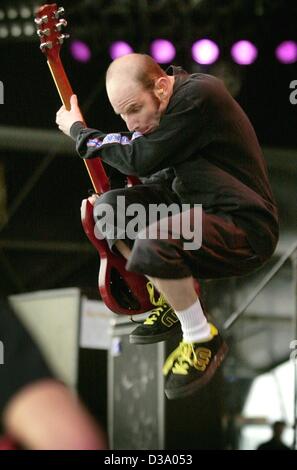 (Dpa) - Greg Hetson, cantante della band statunitense "Bad Religion', è il salto in alto sul palco durante la sua performance a open air festival 'Rock Am Ring' sul Nuerburgring in Germania, 19 maggio 2002. Circa 40000 persone sono venute ad assistere i due giorni di concerto con artisti di rock, pop e alternative di mus Foto Stock