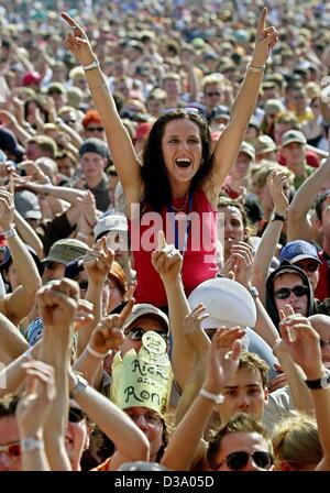 (Dpa) - Giovani allegria ai loro idoli rock durante il German open air festival 'Rock Am Ring' sul Nuerburgring in Germania, 17 maggio 2002. Circa 40000 persone sono venute ad assistere i due giorni di concerto con artisti di rock, pop e musica alternativa. Foto Stock