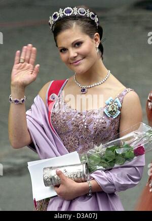 (Dpa) - La Principessa Victoria di Svezia sorrisi e le onde come lei arriva per la cerimonia di nozze nella cattedrale di Nidaros, 'Nidarosdomen', a Trondheim, Norvegia, 24 maggio 2002. La principessa Maertha Louise di Norvegia ha sposato il suo fidanzato, controverso autore Ari Behn, con 1800 gli ospiti presenti. Foto Stock