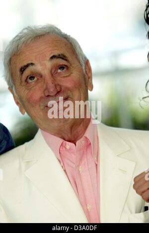 (Dpa) - Charles Aznavour, il cantante e attore francese, sorrisi durante il cinquantacinquesimo Cannes Film Festival in Francia, il 22 maggio 2002. Foto Stock