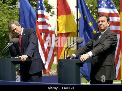 (Dpa) - Il presidente statunitense George W. Bush (L) e il cancelliere tedesco Gerhard Schroeder rispondere alle domande dei giornalisti in una conferenza stampa a Berlino, 23 maggio 2002. Hanno annunciato che gli Stati Uniti e la Germania hanno convenuto in tutte le importanti questioni politiche che comprendeva la necessità di continuare la guerra contro t Foto Stock