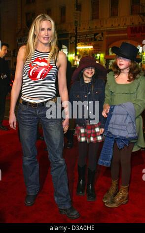 (Dpa) - US attrice Daryl Hannah che arrivano con due ragazze alla premiere del film 'una passeggiata da ricordare" presso il Teatro Cinese a Hollywood, 23 gennaio 2002. Foto Stock