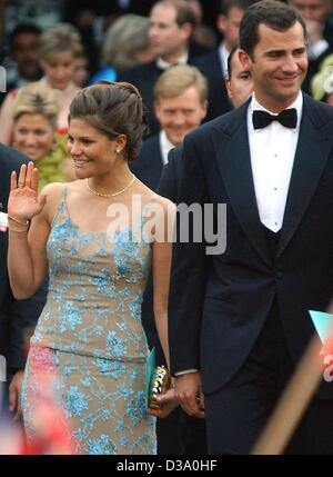 (Dpa) - La Principessa Victoria di Svezia onde come lei arriva in compagnia del Principe Felipe di Spagna ad un ricevimento del governo norvegese di Trondheim, 23 maggio 2002, in onore dell'imminente matrimonio della Principessa Maertha Louise di Norvegia. Il 30-anno-vecchio sposa sposato il suo fidanzato, controverso Foto Stock