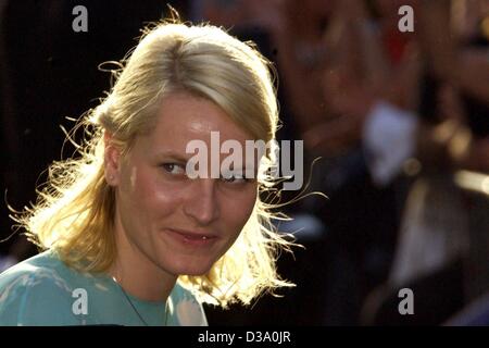 (Dpa) - Crown Princess Mette-Marit di Norvegia sorrisi come arriva al pre-party di nozze data dal suo marito della sorella Maertha Louise al ristorante Bolgen & Moi di Trondheim, Norvegia, 22 maggio 2002. Ella ha recuperato da gravi ustioni solari ha sofferto durante un'intervista. Maertha Louise sarà Foto Stock