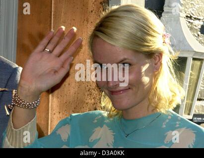 (Dpa) - Crown Princess Mette-Marit di Norvegia sorrisi come arriva al pre-party di nozze data dal suo marito della sorella Maertha Louise al ristorante Bolgen & Moi di Trondheim, Norvegia, 22 maggio 2002. Ella ha recuperato da gravi ustioni solari ha sofferto nel corso di un colloquio in condizioni di luce solare intensa ho Foto Stock