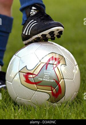 (Dpa) - Il nuovo pallone da calcio 'Fevernova', foto scattata a Dormagen, Germania, 13 maggio 2002. Sarà la palla ufficiale durante la Coppa del Mondo in Giappone e Corea del Sud. La palla è più grande e più leggeri e quindi più veloci della " vecchia " palloni da calcio e ha già provocato una controversia tra i giocatori se ho Foto Stock