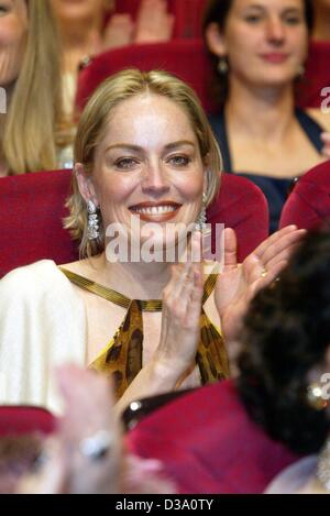 (Dpa) - US attrice Sharon Stone applaude con un sorriso raggiante il gala di apertura del 55th International Film Festival di Cannes, Francia, 15 maggio 2002. Quest'anno, lei è un membro della giuria. 22 produzioni provenienti da 15 paesi sono in competizione per vincere il famoso trofeo, il "Golden Palm" il 26 maggio. Foto Stock