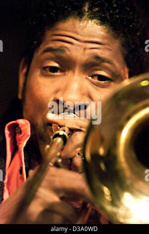 (Dpa) - Trombone player William Cepeda esegue con il suo 'Afrio-Rican Jazz Band' all'apertura del trentunesimo International New Jazz Festival in Moers, Germania, 17 maggio 2002. Fino al 20 maggio, 400 musicisti di 23 nazioni eseguite al festival. Accanto alla musica africana, il festival di rilievo è stato in gran parte o Foto Stock