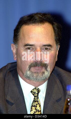 (Dpa) - Bernd Pischetsrieder, il nuovo presidente del consiglio di amministrazione dell'automobilistica tedesca Volkswagen di gruppo, raffigurato in Baunatal, Germania, 26 febbraio 2002. Pischetsrieder, ex capo della BMW, ha ripreso il post a VW in aprile 2002. Foto Stock