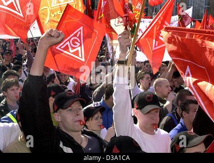 (Dpa) - Circa 3000 apprendisti nell'industria del metallo stanno dimostrando di avere salari più alti in Ludwigsburg/Germania, 8 aprile 2002. Lavoratori di metallo sono state dimostrando per di più denaro in questi ultimi giorni. Foto Stock