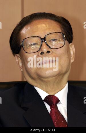 (Dpa) - Il Presidente cinese Jiang Zemin durante i suoi sei giorni di visita di Stato in Germania a Berlino, il 9 aprile 2002. Foto Stock