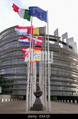 (Dpa) - le bandiere dei quindici Stati membri dell'UE sono svolazzanti davanti al palazzo del Parlamento europeo a Strasburgo, il 10 febbraio 2002. Foto Stock