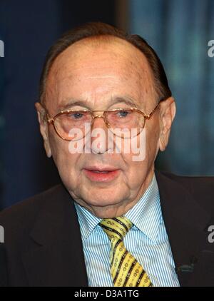 (Dpa) - ex ministro tedesco degli Affari Esteri Hans-Dietrich GENSCHER alla televisione talk show "Berlin Mitte" il 19 settembre 2001. Il candidato del partito liberaldemocratico (FDP) ha festeggiato il suo settantacinquesimo compleanno il 21 marzo 2002. Foto Stock