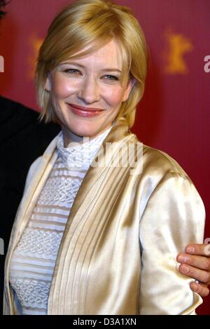 (Dpa) - attrice australiana Cate Blanchett sorridente alla presentazione del suo nuovo film "Cielo" presso la cinquantaduesima International Film Festival di Berlino, 6 febbraio 2002. Foto Stock