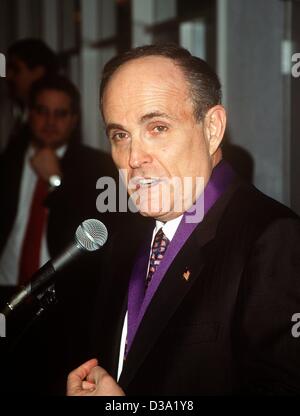 (Dpa) - ex sindaco di New York Rudolph Guliani tenendo un discorso in Los Angeles, 18 marzo 2002. Foto Stock