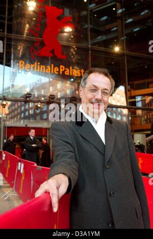 (Dpa) - Dieter Kosslick, direttore del Festival Internazionale del Cinema di Berlino, in posa di fronte del palazzo dei festival, 16 febbraio 2002. È stato il primo anno che ha presieduto il festival. Foto Stock