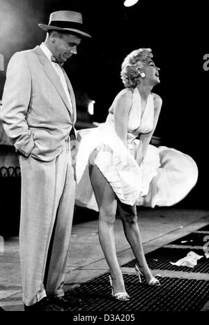 (Dpa) - Marilyn Monroe in posa con il suo mantello su un treno della metropolitana aria-albero, con il suo partner di film di Tom Ewell in piedi accanto a lei, un famoso film scena da Billy Wilder commedia "i sette anni di Mitch" (1955) che divenne la storia della pellicola. Wilder morì il 28 marzo 2002 all'età di 95 nella sua casa di Beverly Hills. Foto Stock