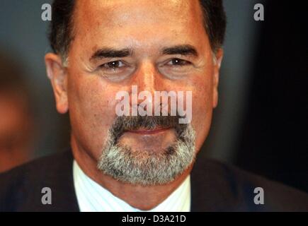 (Dpa) - Bernd Pischetsrieder, il nuovo presidente del consiglio di amministrazione di Volkswagen AG (VW), fornisce ai fotografi un sorriso all'inizio di VW dell assemblea generale ad Amburgo il 16 aprile 2002. La lentezza della situazione economica nel settore automobilistico in tutto il mondo ha portato VW inappagante resul Foto Stock