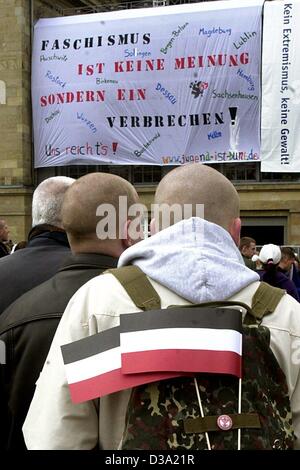 (Dpa) - i partecipanti ad un progetto neo-nazi dimostrazione sono in piedi di fronte ad un cartello che diceva "Il fascismo non è un opinione ma un crimine! Siamo stufi!" presso la stazione principale a Lipsia il 6 aprile 2002. È la terza volta nel giro di sette mesi che un neo-nazi dimostrazione in Leipzig è spento. Dieci tho Foto Stock