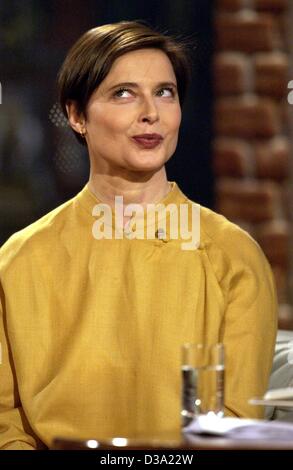 (Dpa) - Isabella Rossellini (49), l'attrice italiana e il modello è stato ospite in una tv tedesca-show in colonia, 9.4.2002. Lì la figlia dell'attrice Ingrid Bergman e direttore Roberto Rossellini hanno raccontato storie della sua vita e ha anche presentato il suo nuovo libro di fotografie "Isabella Rossellini - in cerca di me". Foto Stock