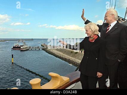 (Dpa) - La CDU/CSU candidato cancelliere Edmund Stoiber e sua moglie Karin sventolassero dai quattro-master corteccia 'Passat' in Luebeck-Travemuende, 23 luglio 2002. Sul suo 'Summer tour' che è parte della campagna elettorale Stoiber ha visitato Travemuende dove 3.000 marinai provenienti da 21 nazioni sono venuti per il Foto Stock