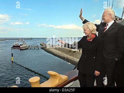 (Dpa) - Edmund Stoiber, il Primo Ministro bavarese e il cancelliere del candidato del CDU/CSU, e sua moglie Karin wave dalla nave storica 'Passat' in Luebeck-Travemuende, Germania, 23 luglio 2002. Stoiber ha visitato Travemuende nel corso del suo tour estivo, che è parte della sua campagna per la generale Foto Stock