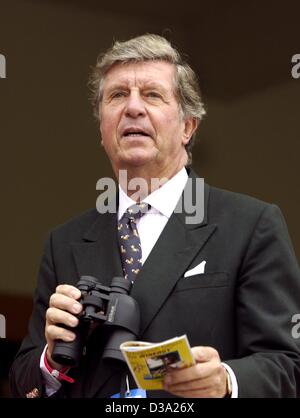 (Dpa) - Albert Darboven, responsabili personalmente azionista del caffè torrefatto house J.J. Darbovern, guarda al cavallo di razza in pista durante la corsa dei cavalli in Hoppegarten, Berlino, 26 luglio 2002. Foto Stock