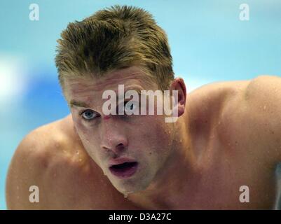 (Dpa) - nuotatore tedesco Thomas Rupprath salite al di fuori del bacino dopo un 50m butterfly durante la ventiseiesima Unione Nuoto Campionati di Berlino, 29 luglio 2002. Foto Stock