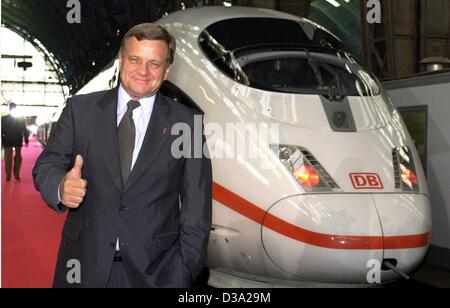 (Dpa) - Hartmut Mehdorn, presidente della Deutsche Bahn, dà pollice in alto nella parte anteriore di un treno ad alta velocità' di ghiaccio della terza generazione presso la stazione ferroviaria principale di Francoforte sul Meno, il 25 luglio 2002, prima che lascia a Colonia. Sulla nuova via treno necessita di un'ora meno di prima. Foto Stock