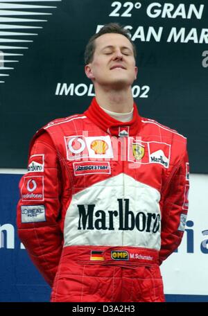 (Dpa) - Michael Schumacher, tedesco pilota di Formula 1, festeggia con gli occhi chiusi la sua vittoria del Gran Premio di San Marino, Italia, 14 aprile 2002. Foto Stock