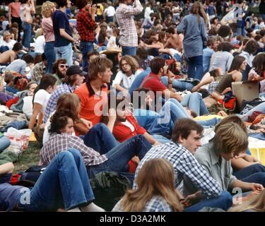 (Dpa file) - Una vista generale del pop fans seduto per terra durante un concerto all'aperto in Germania negli anni ottanta. Foto Stock