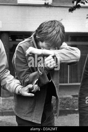 (Dpa file) - Christian Klar, attivista tedeschi nel gruppo terroristico Raf (Rote Armee Fraktion/Esercito Rosso frazione) è portato davanti alla Corte federale di giustizia a Karlsruhe, Germania, 17 novembre 1982. La testa della RAF fu arrestato vicino ad Amburgo, 16 novembre 1982. Il 2 aprile 1985 Klar è stato condannato Foto Stock