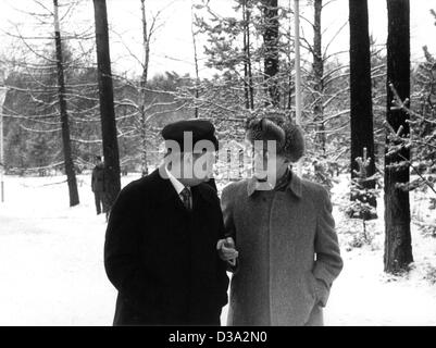 (Dpa file) - Erich Honecker (R), il capo di Stato della Repubblica democratica tedesca, passeggiate con Helmut Schmidt, Cancelliere tedesco, al Lago Doelln in Germania, nel dicembre 1981. Schmidt è stato su una tre giorni di visita alla Germania orientale. Foto Stock