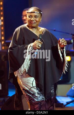 (Dpa) - Miriam Makeba, South African cantante esegue durante la bavarese Prezzo Film Awards a Monaco di Baviera, 18 gennaio 2002. Foto Stock