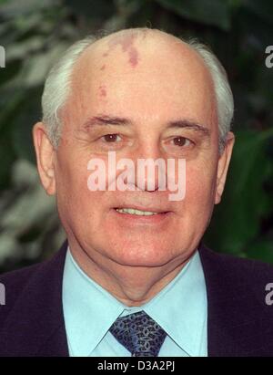 (Dpa file) - Ex presidente sovietico Mikhail Gorbaciov, raffigurato in Duesseldorf, Germania, 18 settembre 1996. Egli era a capo dell'Unione Sovietica da 1985 fino al 1991. Avviando un periodo di apertura politica (Glasnost) e della trasformazione (Perestroika) destinati a modernizzare l'U.R.S.S. pose il Foto Stock