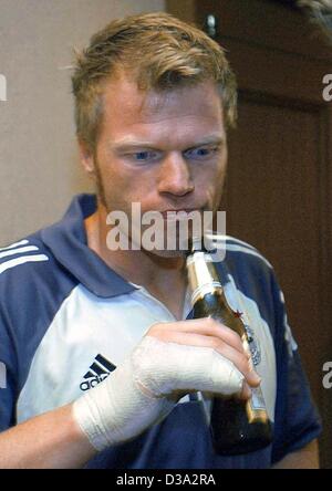 (Dpa) - Triste portiere tedesco Oliver KAHN bevande premurosamente una birra dopo la finale della Coppa del Mondo FIFA contrapposta in Germania e in Brasile a Yokohama, Giappone, 30 giugno 2002. La partita è finita 2:0 per il Brasile, rendendo il Brasile un record di cinque volte campione del mondo. Foto Stock