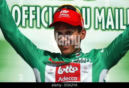 (Dpa) - ciclista australiano Robbie McEwen indossa la maglia verde sul podio della decima tappa del Tour de France da Bazas a Pau, in Bazas, 17 luglio 2002. Foto Stock