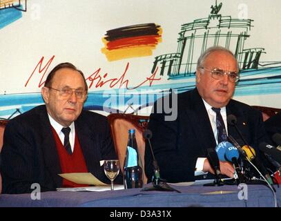 (Dpa file) - Il cancelliere tedesco Helmut Kohl (R) e il ministro degli Esteri Hans-Dietrich GENSCHER sedersi durante il vertice UE di Maastricht, Paesi Bassi, 11 dicembre 1991. Foto Stock