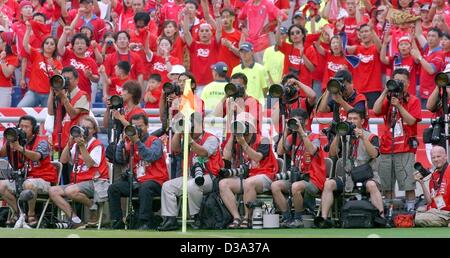 (Dpa) - due righe di fotografi si sono schierate lungo il campo da calcio nella parte anteriore dei supporti durante il trimestre partita finale tra la Spagna e la Corea del Sud a Gwangju, Corea del Sud, 22 giugno 2002. La Corea del Sud ha battuto la Spagna dopo un 5:3 calci di rigore shoot out. Foto Stock