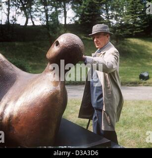 (Dpa) - In tutto il mondo rinomato scultore Henry Moore, nella foto accanto alla sua scultura "Goslar Warrior' in un giardino a Goslar, Repubblica federale di Germania nel 1975. L'artista britannico è nato a Castleford, nello Yorkshire, 30 luglio 1898 e morì in molto Hadham, 31 agosto 1986. Foto Stock