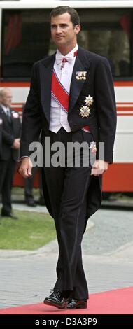 (Dpa) - Il Principe Ereditario Felipe di Spagna arriva di fronte alla cattedrale per il matrimonio della Principessa norvegese Maertha Louise a Trondheim in Norvegia il 24 maggio 2002. Foto Stock