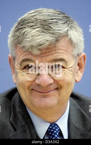(Dpa) - Il Ministro degli esteri tedesco Joschka Fischer sorrisi a Berlino, il 7 giugno 2002. Foto Stock