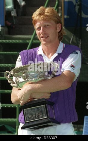 (Dpa file) - Tedesco la stella del tennis Boris Becker nella foto con il suo trofeo dopo aver vinto gli Open di Australia a Melbourne, Australia, 27 gennaio 1991. La vittoria ha fatto di lui il numero 1 al mondo di tennis classifiche. Foto Stock